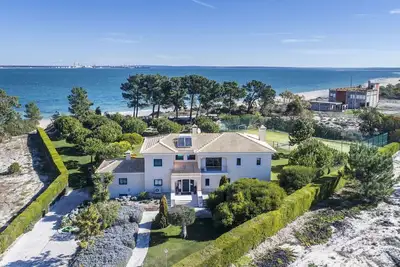 Image de Villa Aqua - Beachfront Luxury Villa with Private Tennis Court and Pool
