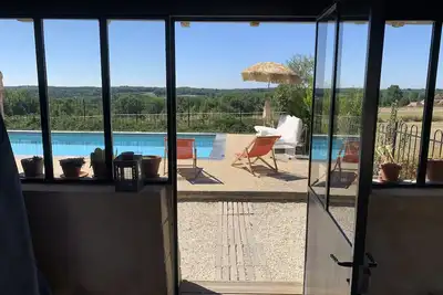 Image de gite familial avec piscine