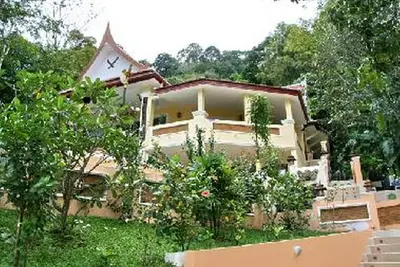 Image de villa niche en flan de montagne avec piscine a débordement