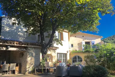 Image de Ancienne maison de village en pierre avec piscine privée et vues sur la montagne
