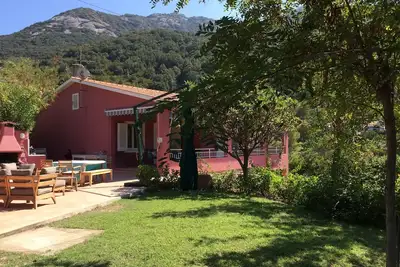 Image de Maison de luxe à un saut de la mer avec de vastes terrasses panoramiques