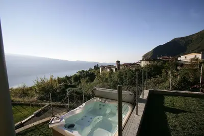 Image de Suite avec jacuzzi, 6 couchages, jardin, vue sur le lac