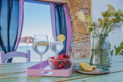 Image de Par la mer, la maison d'un pêcheur sur le golfe de l'ancienne Tonnara Solanto