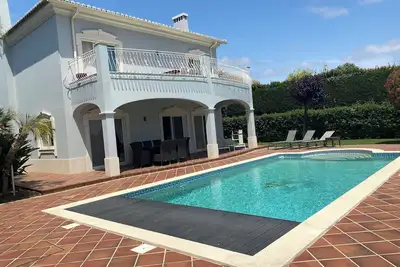 Image de Villa individuelle avec piscine donnant sur le golf, près du centre de Lagos, wifi, Sky