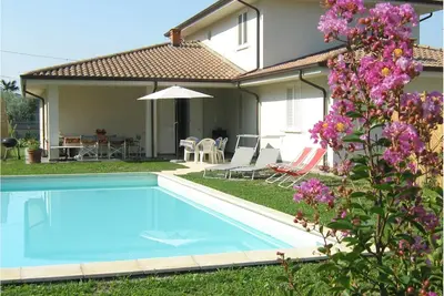 Image de Appartement dans villa moderne avec piscine près de Lucques