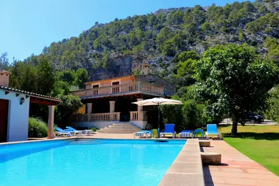Image de Vues spectaculaires sur les montagnes et grande piscine avec un hébergement spacieux entièrement climatisé