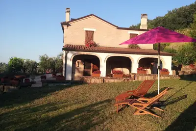Image de Maison de campagne avec piscine dans la province de Fermo.