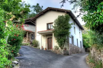 Image de Maison de village traditionnelle asturienne dans un endroit tranquille