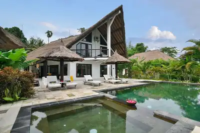 Image de Villa de 4 chambres directement sur la plage. piscine avec yacuzi