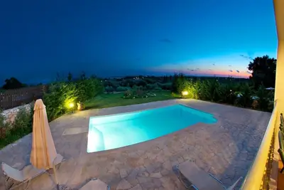 Image de Luxe Trois Chambres Villa située dans Kaligata, avec piscine, près de la mer, Wifi