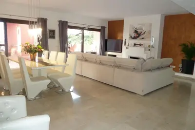 Image de Luxueux penthouse moderne de 3 chambres avec vue imprenable sur la mer et grande terrasse