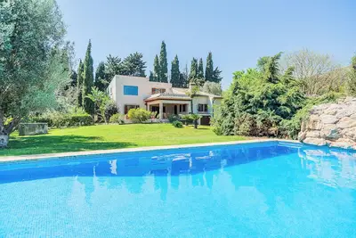 Image de Villa avec piscine privée, jacuzzi, WiFi, dans un endroit calme