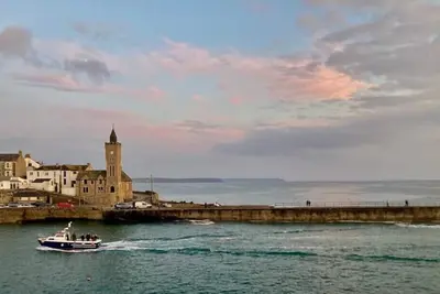 Image de Maison de vacances près de la mer avec jardin ensoleillé privé près de la plage et du port
