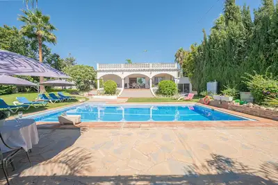 Villa 6 Chambres, 5 Salles De Bains, Salon, Grand Jardin, Piscine Privee, Plage