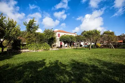 Image de Maison avec piscine et entourée de vastes jardins, situé sur une colline, vue mer