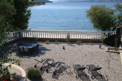 Image de Newly refurbished luxury waterfront villa only 15 minutes from Airport