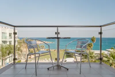 Image de Appartement de luxe d'une chambre avec vue imprenable sur la mer depuis le salon et la chambre