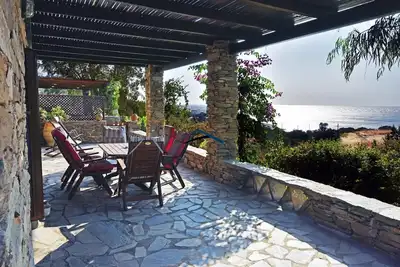 Image de Maison familiale avec vue sur la mer à louer dans la région de Koundouros