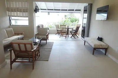 Image de Condo de luxe moderne avec vue sur la mer, piscine, près de la plage, côte sud, bon WiFi