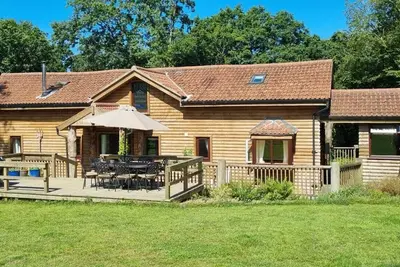 Image de Woodpecker Lodge, une cabane isolée avec un bain à remous dans le magnifique nord du Devon