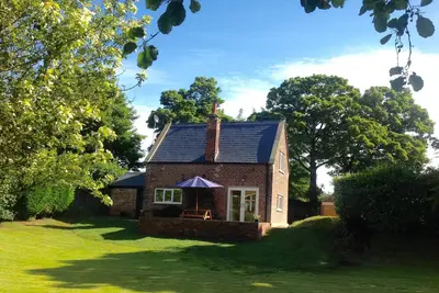 Image de Cottage rural détaché dans un magnifique parc pour 2a2c à distance de marche de la plage