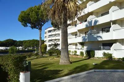 Image de Spacieux appartement de 2 chambres sur un développement mature et calme avec piscine