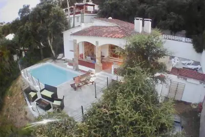 Image de villa vue sur mer calme 2, 5 km de la plage piscine au sel /trois chambres