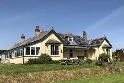 Image de Grand Cottage vacances pour la famille ou d'autres groupes proches des plages de Bude en Cornouailles