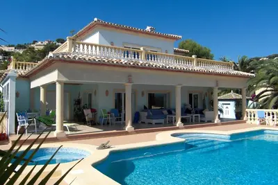 Image de Réveillez-vous avec la Méditerranée! Vie de luxe, vues à couper le souffle, piscine, salle de gym, sauna et femme de chambre