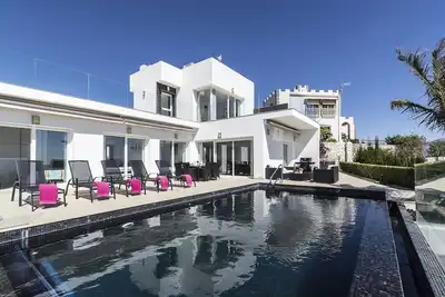 Image de Villa Blanca avec piscine privée est chaufée + jacuzzi