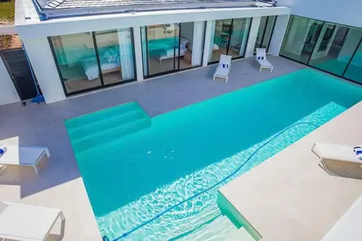 Image de Villa de 5 chambres sur un domaine de golf sécurisé près de Franschhoek, Western Cape.