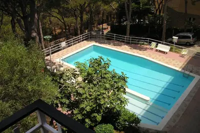 appartement spacieux dans résidence avec piscine, garage et Wifi. Plage à 200 m.