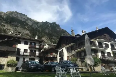 Image de Appartement raffiné de 2 chambres avec vue sur le jardin et le solarium