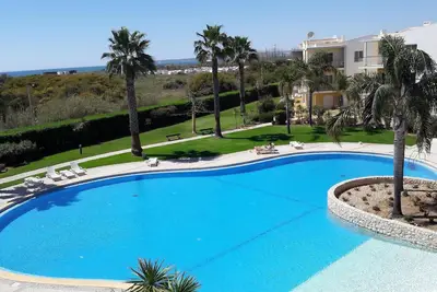 Appartement de luxe au 2ème étage avec vue sur une superbe piscine, un jardin et une vue sur la mer