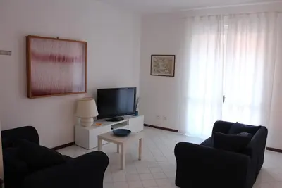 Image de Frais et lumineux récemment rénové dans le pays, avec parking et vue sur la mer