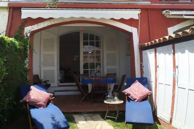 Image de Luxueuse maison au bord de l'eau de Port Grimaud près du glamour de St Tropez avec amarre