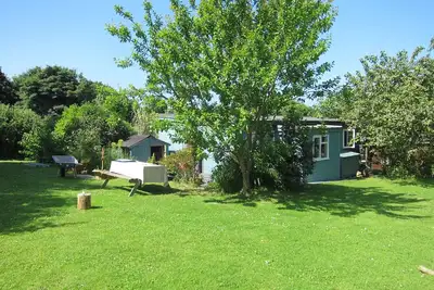Image de Refuge entre la crique et la mer.