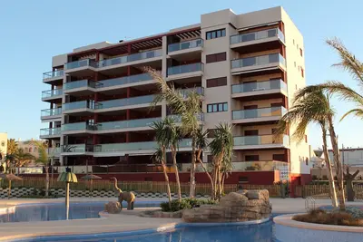 Appartement moderne en première ligne de plage, terrasse avec vue sur la mer et piscine