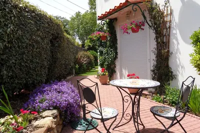 Image de Appartement confortable avec un joli jardin privée