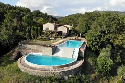 Image de Villa magnifiquement restaurée avec piscine privée à débordement chauffée et vue imprenable
