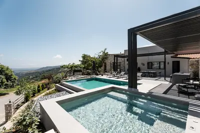Image de Villa Eumelia, avec piscine privée, proche des commodités, revitalisation de la nature!
