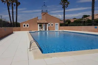 Image de Maison dans résidence sécurisée avec piscine, parking et jardin privatifs.