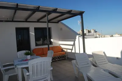 Image de Grande terrasse ensoleillée privée, orientée plein sud, la montagne et la mer. .
