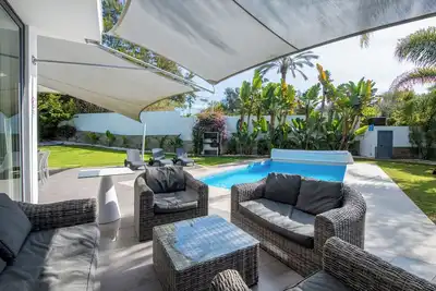 4 Ensuite Villa with *Heated Pool*+ Free WIFi Private Pool + Bbq