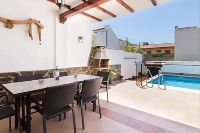 Image de Maison avec piscine, barbecue
