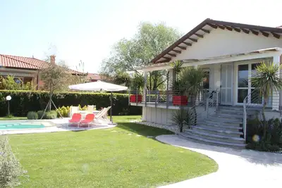 Image de villa entre les Alpes Apuanes et la mer