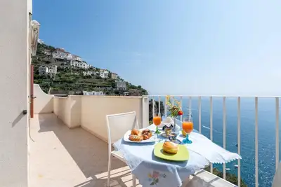 Image de Maison pour les familles avec terrasse et vue mer à seulement 2 km du centre de Amalfi
