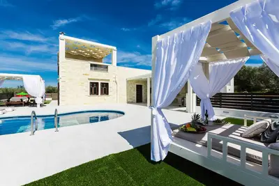Image de Villa au caramel! Piscine privée et jacuzzi chauffé, à 5 'de la plage!