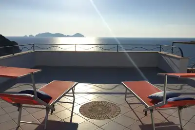 Image de La Maison De La Faune À Cala Dell'Acqua En Mer Avec Vue Sur Palmarola