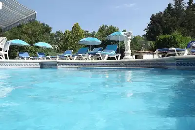 Image de villa provençale avec piscine et tennis privés, près de Grasse